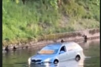 Gurnuo automobil u Miljacku i otišao (VIDEO)