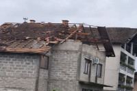 Nevrijeme zahvatilo Srbac, na kućama oštećeni krovovi  (FOTO)