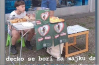 Дјечак продаје крофне да спаси живот болесној мами (ФОТО)
