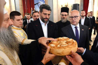 Патријарх Порфирије и Шапић обавили обред ломљења славског колача