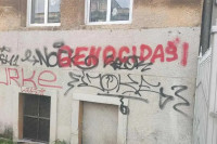 Na Ambasadi Srbije u Sarajevu osvanuo natpis "genocidaši"