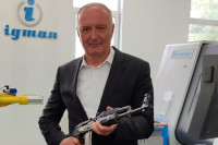Helez se slikao sa prvom puškom proizvedenom u BiH