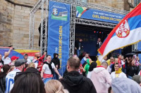Navijači Srbije se kolom „zagrijavaju“ za Engleze (VIDEO)