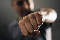 Pretukao muškarca jer je ćerki njegove partnerke slao neprimerene poruke