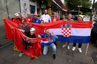 Bratstvo u Hamburgu: Hrvat ljubi zastavu Albanije (VIDEO)