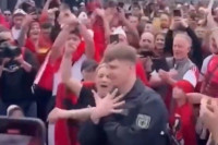 Njemački policajac pleše sa Albancima i pokazuje dvoglavog orla (VIDEO)