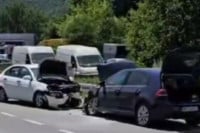 Zaspao za volanom, prešao u suprotnu traku pa se zakucao u golfa (VIDEO)
