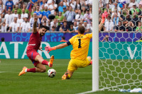 Mitrović silovito udara, Oblak brani