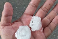 Nevrijeme stiglo u Srpsku: Led veličine oraha padao u Doboju (VIDEO)