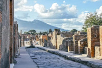 Turista pokušao je da ukleše ime na zid kuće u Pompeji, prijeti mu stroga kazna
