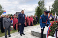 Položeni vijenci i cvijeće kod spomen-obilježja na Dugim Njivama