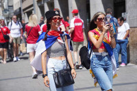 Бројни српски навијачи “окупирали” Маријенплац, чувени минхенски трг