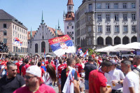 Brojni srpski navijači “okupirali” Marijenplac, čuveni minhenski trg