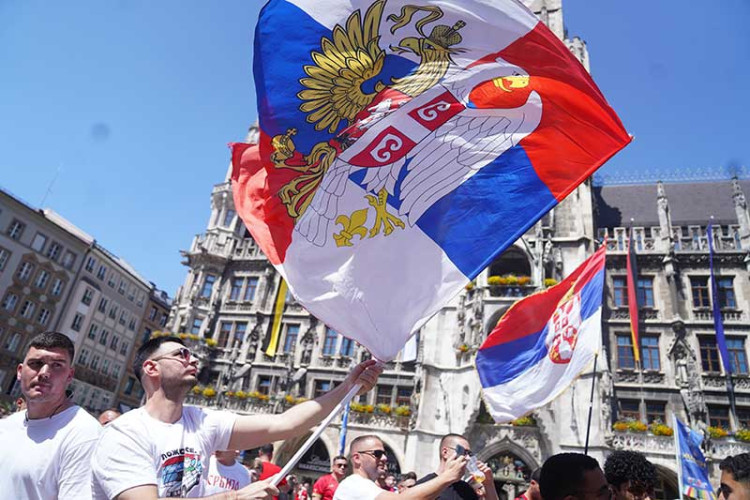 `Бројни српски навијачи “окупирали” Маријенплац, чувени минхенски трг