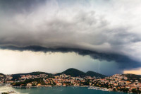 Nevrijeme u Dubrovniku rušilo stabla, krovove i prevrtalo plovila