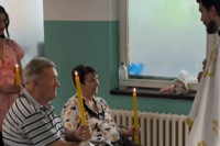 Nikad nije kasno za ljubav: Pogledajte kako izgleda vjenčanje u prostorijama gerontološkog doma (VIDEO)