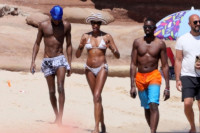 Supermodel demonstrira besprijekornu figuru na Sardiniji