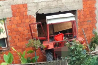 Traktorom uletio u kuću