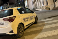 Vozilo Komunalne policije parkirano na pješačkom prelazu
