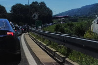 Gužve na auto-putu zbog obustave saobraćaja