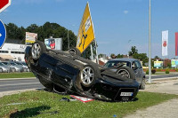 Teška nezgoda u Prnjavoru, „audi“ završio na krovu (FOTO)