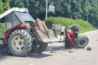 Težak sudar kod Doboja, traktor prepolovljen (FOTO)
