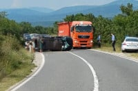 Saobraćajna nezgoda: Prevrnulo se auto na putu, saobraćaj otežan