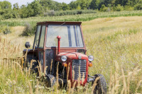 Muškarca pregazio traktor