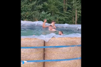 Mladići napravili bazen od sijena, pa otkrili koliko ih je sve koštalo