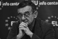 Preminuo Žarko Papić