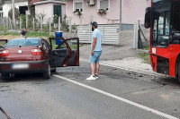 U sudaru autobusa i automobila poginula jedna osoba