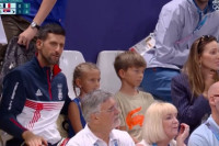 Đoković sa djecom bodri srpske odbojkaše  (FOTO)