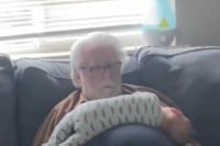 Prizor koji će vas raznježiti: Djed zaspao dok je čuvao dijete (VIDEO)