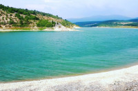 Braća htjela da se osvježe u jezeru: Jedan se utopio, drugom se bore za život
