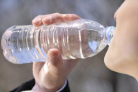 Zabrinjavajući razlog zbog kojeg ne biste trebali piti iz plastičnih flaša