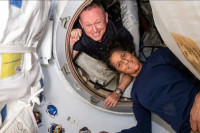 Dva američka astronauta zaglavljena na ISS možda se neće vratiti na Zemlju do 2025.