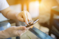 Ako gledate filmove za odrasle na mobilnom telefonu, odmah prestanite