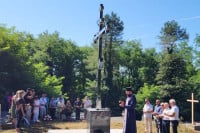 Osveštan krst posvećen srpskim civilnim žrtvama stradalim u "Oluji"