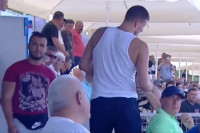 Jokić već u Srbiji: Pije pivo i uživa (VIDEO)
