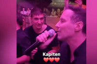 Splav ekspodirao kad je stigao kapiten! Bogdan Bogdanović slavio medalju usred Beograda