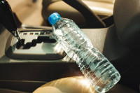 Zašto je opasno piti vodu iz flaše koja je stajala u automobilu