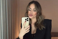 Emina Jahović obukla crni kupaći kostim, pa pozirala u ogledalu