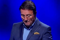Kako je Jovan Memedović pao sa stolice usred emisije (VIDEO)