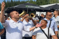 Oduvijek je truba pratila Srbina:  Drinić zapjevao na Kočićevom zboru, trubači ga pratili VIDEO