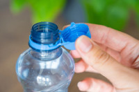 Sve vrijeme ste pogrešno otvarali plastične flaše: Trik sa čepom raspametio ljude (VIDEO)