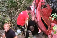 Ovo su heroji koji su spasili vozača kamiona (VIDEO)