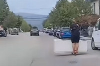 Samo kod nas: Žena na trotinetu prevozi frižider! (VIDEO)