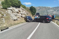 Tri osobe povrijeđene u teškom sudaru