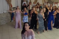 Hercegovačka mlada bacila bidermajer, pa u sali nastao opšti haos (VIDEO)