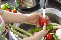 Može li voda zaista skinuti pesticide s voća i povrća?